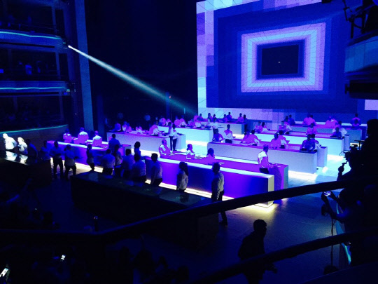 무대가 체험공간으로 바뀌는 순간을 한편의 짧은 뮤지컬처럼 연출해 색다른 볼거리를 제공했다.